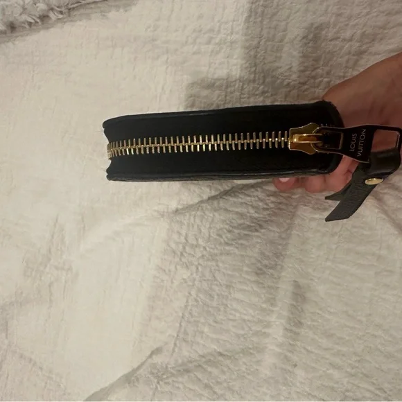 Authentic Louis Vuitton Black Zippy Wallet.
Monogram Empreinte Leather. - Picture 7 of 16